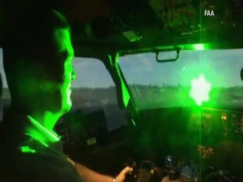  
Chiếu laser có thể khiến an toàn bay bị uy hiếp. (Ảnh: Tuổi Trẻ)