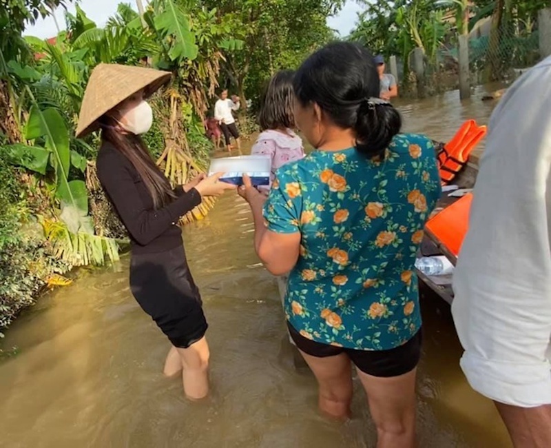 Hình ảnh hết lòng vì miền Trung của Thủy Tiên trong thời gian vừa qua (Ảnh: Chụp màn hình).