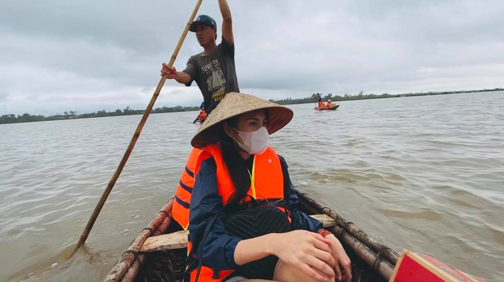  
Vợ Công Vinh ngày nào cũng đi giữa dòng nước, có lúc mặc áo mưa đi hàng chục cây số khắp các địa phương. (Ảnh: FBNV) - Tin sao Viet - Tin tuc sao Viet - Scandal sao Viet - Tin tuc cua Sao - Tin cua Sao