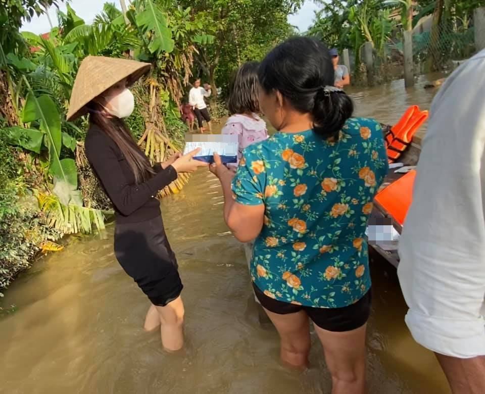 
Không ngại quãng đường khó khăn, nước lụt dâng cao Thủy Tiên cùng đoàn từ thiện vào từng nhà để trao đồ ăn, sữa và nước. (Ảnh: FBNV) - Tin sao Viet - Tin tuc sao Viet - Scandal sao Viet - Tin tuc cua Sao - Tin cua Sao
