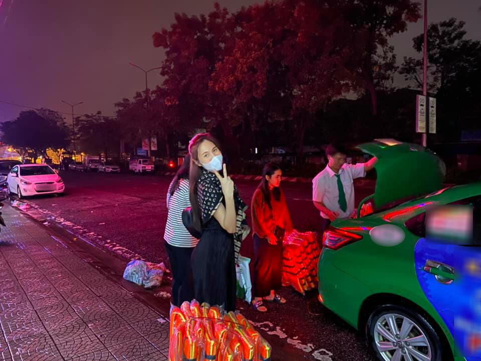 Thủy Tiên bay đến Huế ngay trong đêm để hỗ trợ người dân.