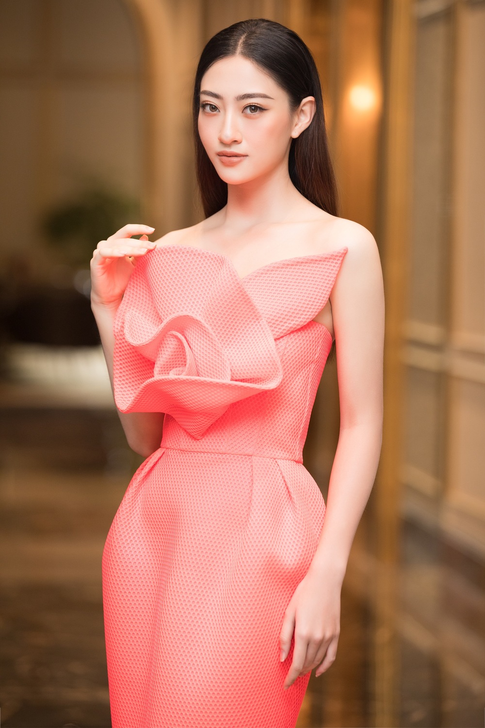 
Người đẹp cũng là tâm điểm chú ý tại sự kiện trong bộ váy cam chói tôn dáng cùng chiều cao 1m78 đầy ấn tượng (Ảnh: NVCC). - Tin sao Viet - Tin tuc sao Viet - Scandal sao Viet - Tin tuc cua Sao - Tin cua Sao