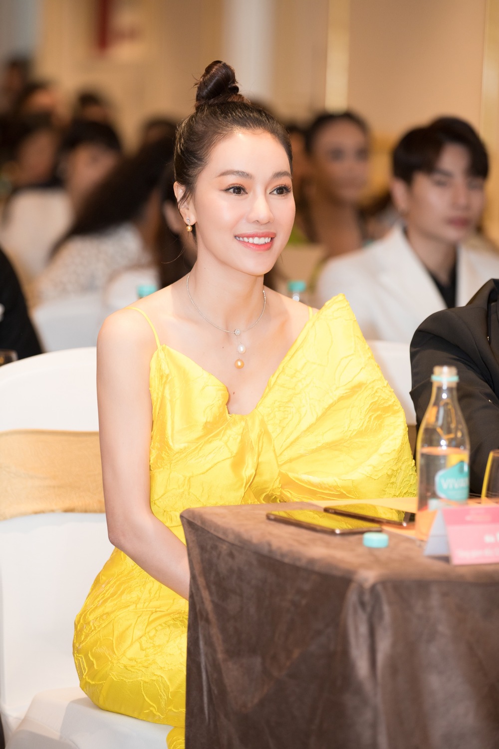 
Đúng dresscode của chương trình, bà trùm hoa hậu Phạm Kim Dung xuất hiện trẻ trung bên cạnh các nàng hậu mà mình đang quản lý (Ảnh: NVCC). - Tin sao Viet - Tin tuc sao Viet - Scandal sao Viet - Tin tuc cua Sao - Tin cua Sao