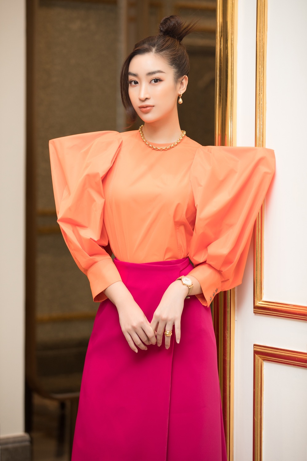 
Là một trong những thành viên của Ban giám khảo Hoa hậu Việt Nam 2020, thần sắc của cô cũng dần trưởng thành và tác phong làm việc cũng trở nên chuyên nghiệp hơn (Ảnh: NVCC). - Tin sao Viet - Tin tuc sao Viet - Scandal sao Viet - Tin tuc cua Sao - Tin cua Sao