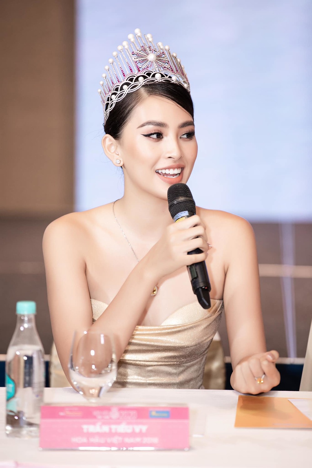 
Đương kim Hoa hậu xuất hiện trong buổi họp báo với bộ cánh cúp ngực ánh kim. (Ảnh: BTC)