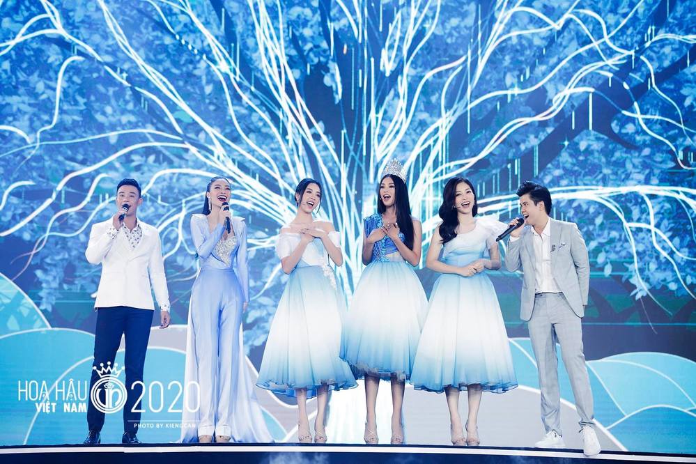 
Top 3 xuất hiện trong đêm Bán kết Hoa hậu Việt Nam 2020 với trang phục và giày cao gót đồng điệu. (Ảnh: BTC)