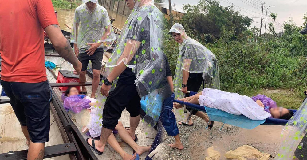 
Thai phụ đi đẻ giữa trời bão được mọi người nhiệt tình giúp đỡ. (Ảnh: Xứ Huế)