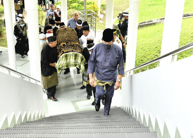  
Quốc vương Brunei đi đầu đưa linh cữu con trai vào khu Lăng hoàng gia. (Ảnh: Straitstimes)