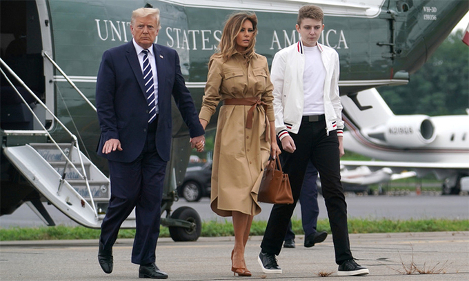  
Tổng thống Mỹ Donald Trump (trái), Đệ nhất Phu nhân Melania (giữa) và con trai Barron (phải). (Ảnh: Reuters)