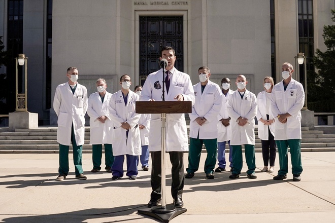  
Bác sĩ Sean Conley và đội ngũ nhân viên y tế. (Ảnh: CNN).