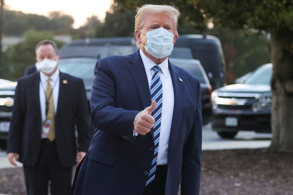  
Tổng thống Trump đeo khẩu trang và chào báo giới trước khi xuất viện trở về Nhà Trắng (Ảnh: AFP)