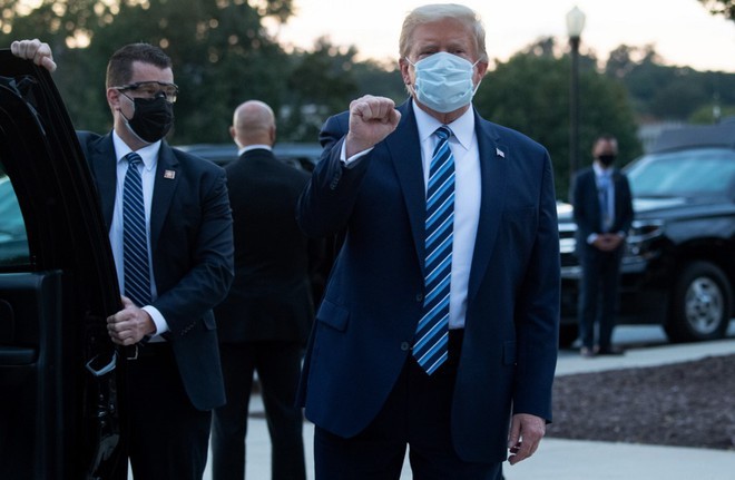  
Tổng thống Donald trước khi rời khỏi Trung tâm Quân y Quốc gia Walter Reed (Ảnh: AFP)