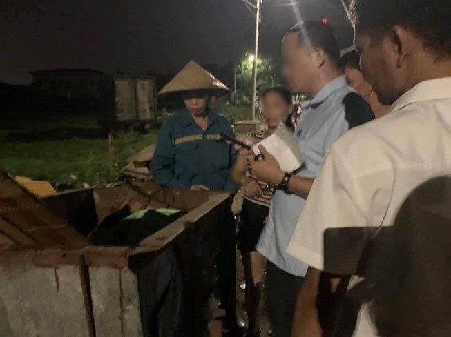  
Xe chở rác nơi tìm thấy em bé bị bỏ rơi ở Hà Nội. (Ảnh: VTC)