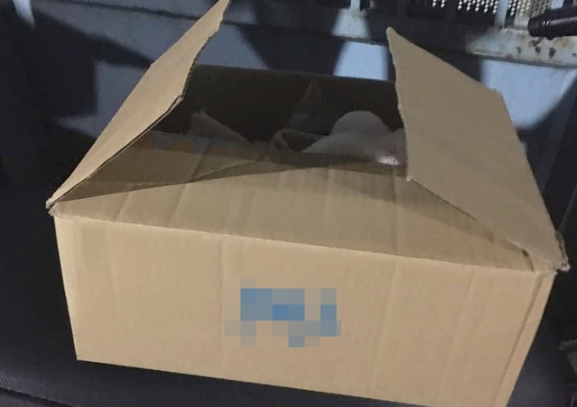  
Hình ảnh chiếc thùng giấy chứa bé trai bị bỏ rơi ở TP.HCM. (Ảnh: Người Lao Động)