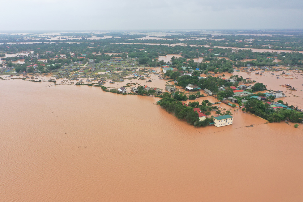  
Nhiều nơi ở Quảng Trị vẫn chìm trong nước lũ. (Ảnh: Tuổi Trẻ)