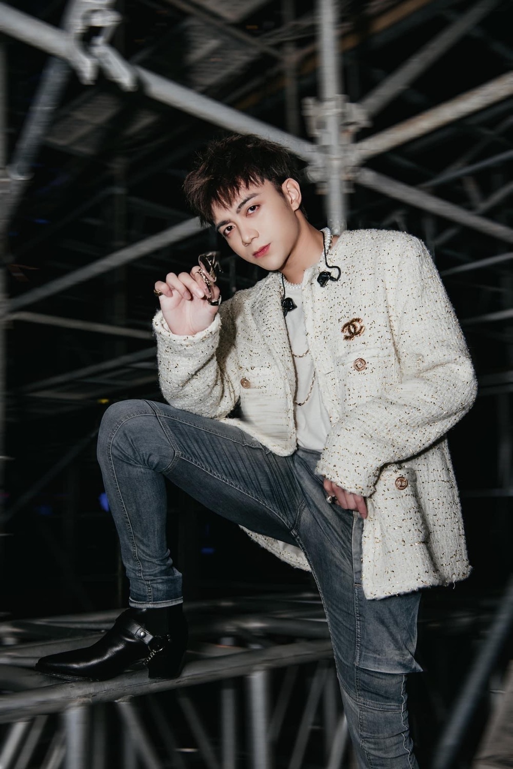 
Soobin Hoàng Sơn lộ rõ độ "cool ngầu, chất chơi" khi phối thiết kế sáng màu cùng quần jean và boot đen. (Ảnh: Instagram nhân vật)