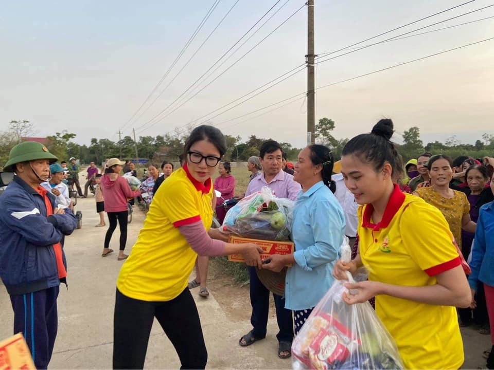 
Các tình nguyện viên của chùa thay nhau mang quà đến tay từng hộ. (Ảnh: FBNV) - Tin sao Viet - Tin tuc sao Viet - Scandal sao Viet - Tin tuc cua Sao - Tin cua Sao