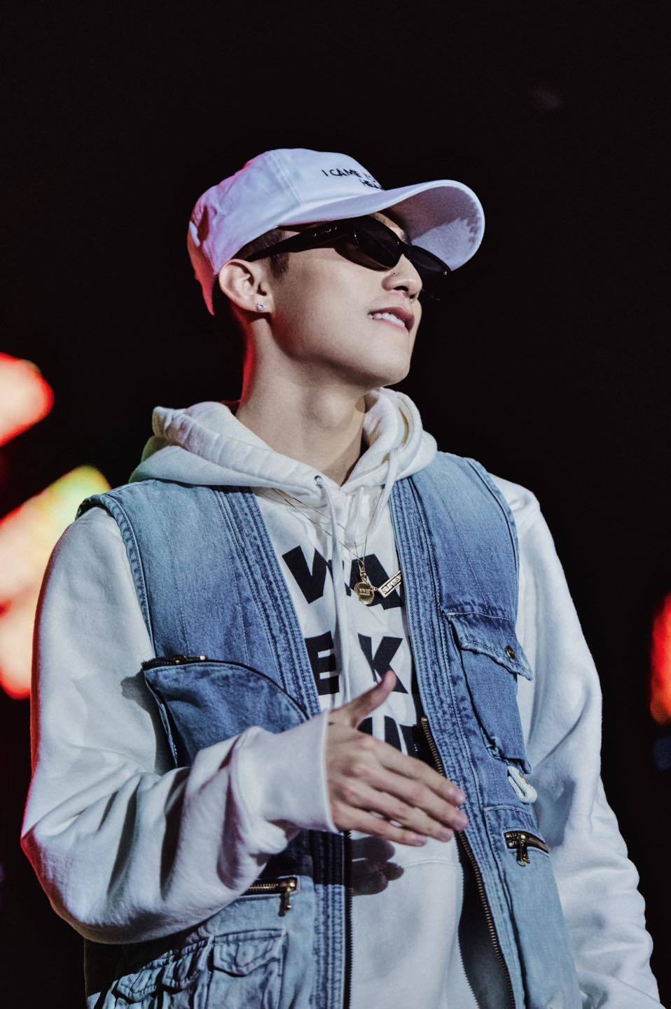  
Lúc đầu ca sĩ khoác chiếc áo jean phía ngoài, mang đến hình ảnh "thanh niên thành phố", anh phối áo hoodie cùng nón trắng và mắt kính đen.(Ảnh: FBNV)