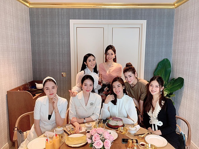  
Hội bạn thân toàn Hoa hậu đình đám của Đỗ Mỹ Linh cũng có dịp gặp gỡ để mừng Hoa hậu Việt Nam 2016 thêm một tuổi. (Ảnh: FBNV)
