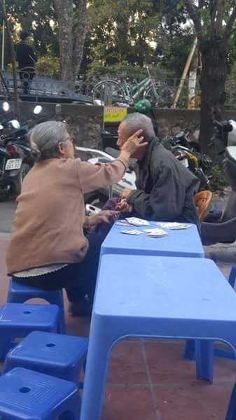  
Khoảnh khắc đáng yêu của hai cụ già ở phố Kim Mã. (Ảnh: FB MT)