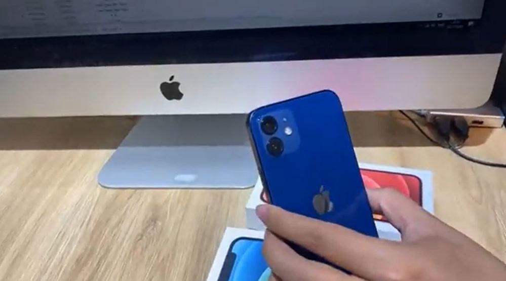  
iPhone 12 xanh dương gây thất vọng vì giống... nắp nhựa. (Ảnh: Cắt từ clip).