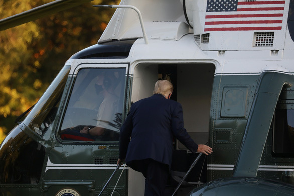  
Trump lên trực thăng, bay tới bệnh viện quân y tại Maryland. (Ảnh: Reuters)