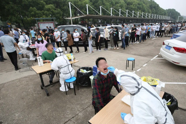  
Nhân viên y tế lấy mẫu xét nghiệm cho người dân tại Trung Quốc. (Ảnh: SCMP)