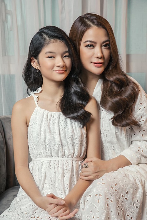  
Trương Ngọc Ánh khoe ảnh diện đồ đôi cùng con gái, hai mẹ còn để kiểu tóc và trang điểm cùng tông. (Ảnh: FBNV)