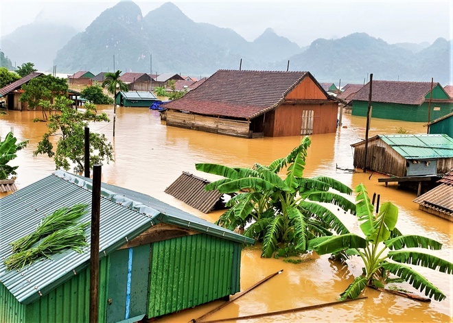  
Lượng mưa lớn khiến nhiều tỉnh thành miền Trung xảy ra hiện tượng ngập nặng. (Ảnh: Zing).