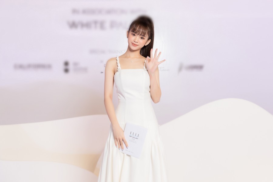 
Linh Ka được khen ngợi hết lời khi diện mẫu váy trắng dài qua gối. 