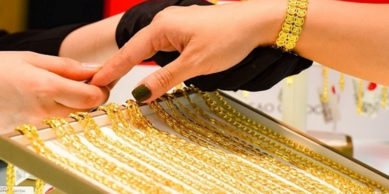
Hình ảnh một người đang đi mua vàng ở Việt Nam. (Ảnh: Thanh Niên)