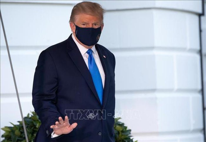  
Ông Trump đeo khẩu trang khi di chuyển trong Nhà Trắng. (Ảnh: TTXVN)