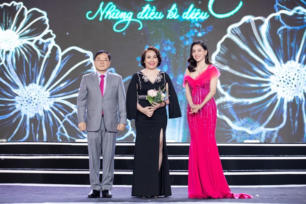Bà Lê Thị Lệ Hường nhận bó hoa tri ân từ BTC cuộc thi - Tin sao Viet - Tin tuc sao Viet - Scandal sao Viet - Tin tuc cua Sao - Tin cua Sao