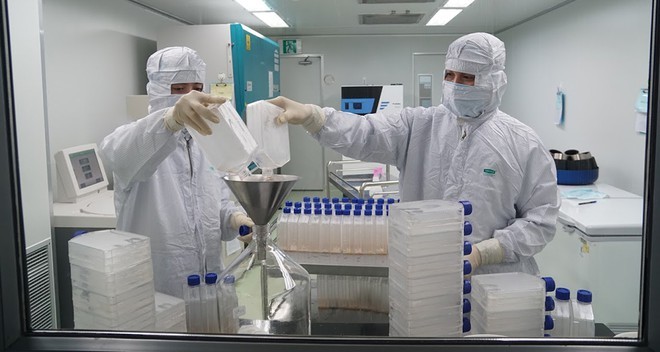  
Các nhà khoa học trong nước đang hoàn thiện quy trình công nghệ, đảm bảo vắc xin ổn định về chất lượng. (Ảnh: Thanh Niên)