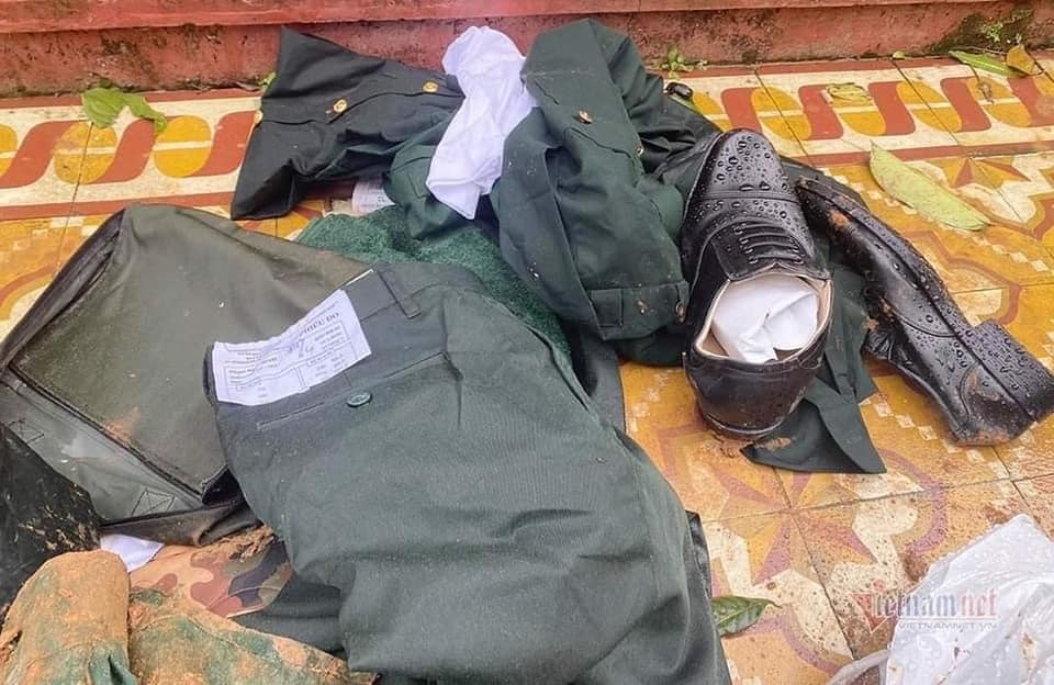  
Di vật của các chiến sĩ gặp nạn được tìm thấy tại hiện trường. (Ảnh: VietNamNet).