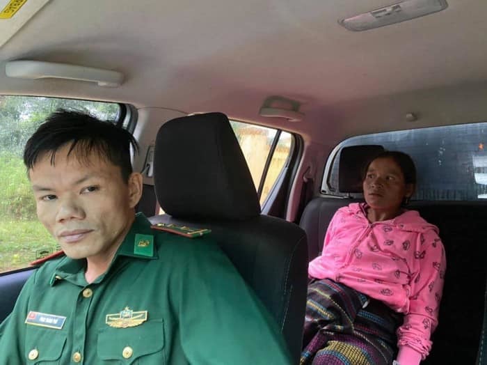  
Chiến sĩ bộ đội Biên phòng đưa sản phụ đến bệnh viện. (Ảnh: FB: Nghệ An).