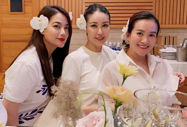 
Trương Ngọc Ánh và Anh Thơ còn chơi thân với Hoa hậu Hà Kiều Anh tạo nên bộ ba chị em được ngưỡng mộ. (Ảnh: FBNV) 