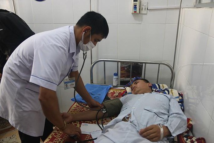  
Các y bác sĩ Bệnh viện đa khoa khu vực Bắc Quảng Bình đang tích cực điều trị cho bệnh nhân. (Ảnh: Người Lao Động)