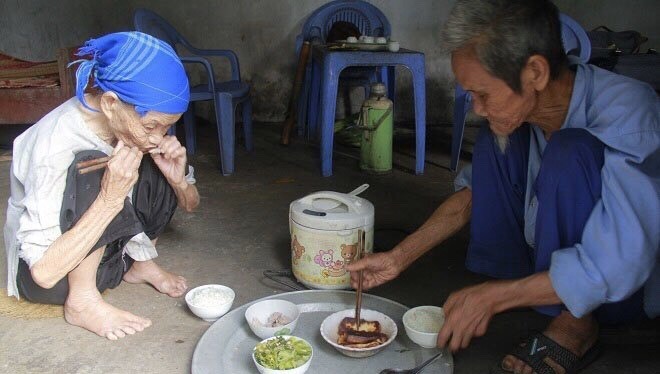 
Bữa cơm đơn sơ của vợ chồng nghèo ông Tài bà Đầm. (Ảnh: Đời sống Việt Nam)