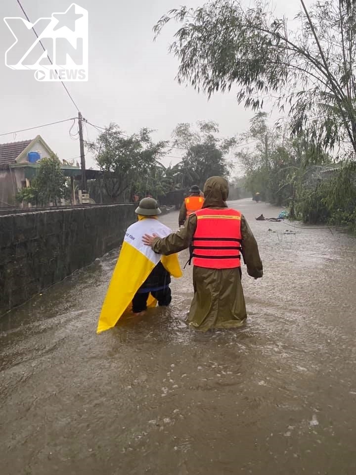  
Lực lượng cứu hộ hỗ trợ bà con Hà Tĩnh trong mưa lũ. (Ảnh: H.V).