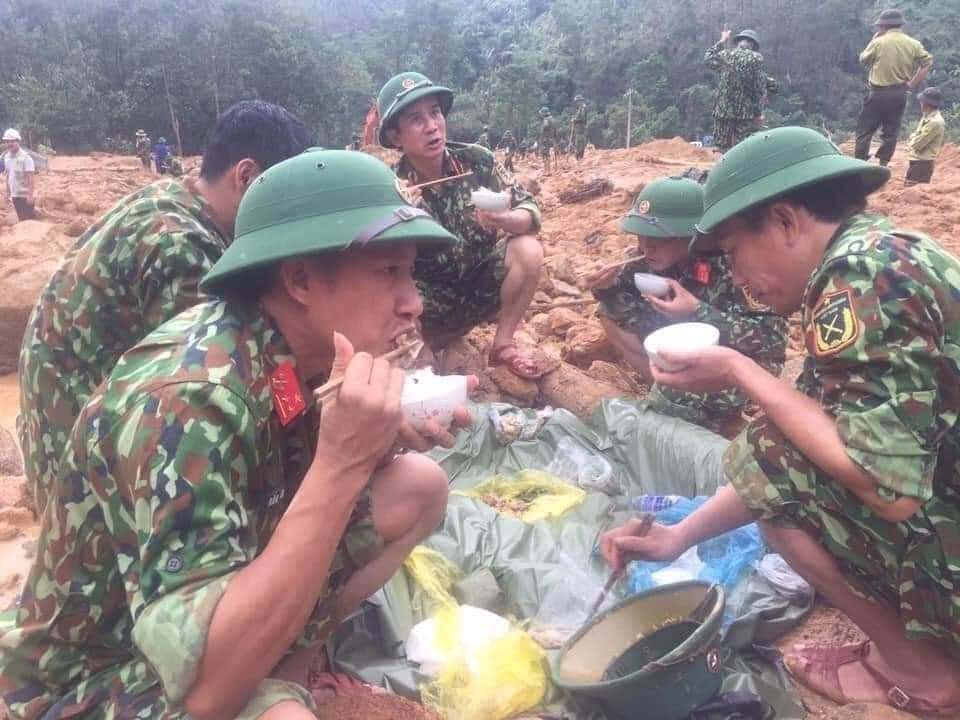 
Bữa ăn vội của các chiến sĩ cứu hộ. (Ảnh: Xứ Huế)