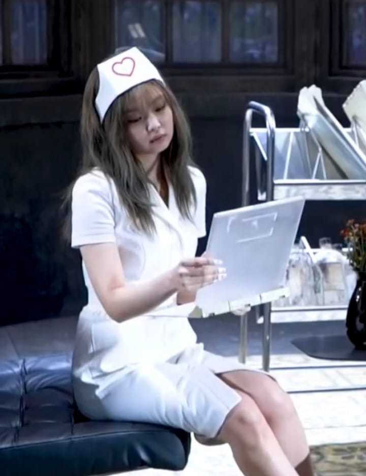 
Jennie bị mắng vì sexy hóa hình ảnh nữ y tá. Ảnh: Chụp màn hình