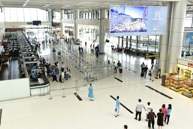  
Hành khách làm thủ tục tại sân bay (Ảnh: VTC)
