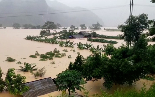  
Nước ngập nhấn chìm nhà cửa, ruộng vườn của người dân (Ảnh: VTV)