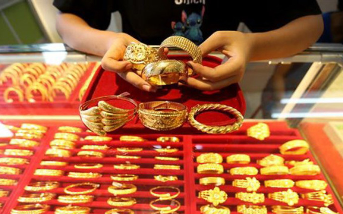  
Trang sức bằng vàng với nhiều mẫu mã, kiểu dáng được bày bán tại cửa hàng (Ảnh: 24h)