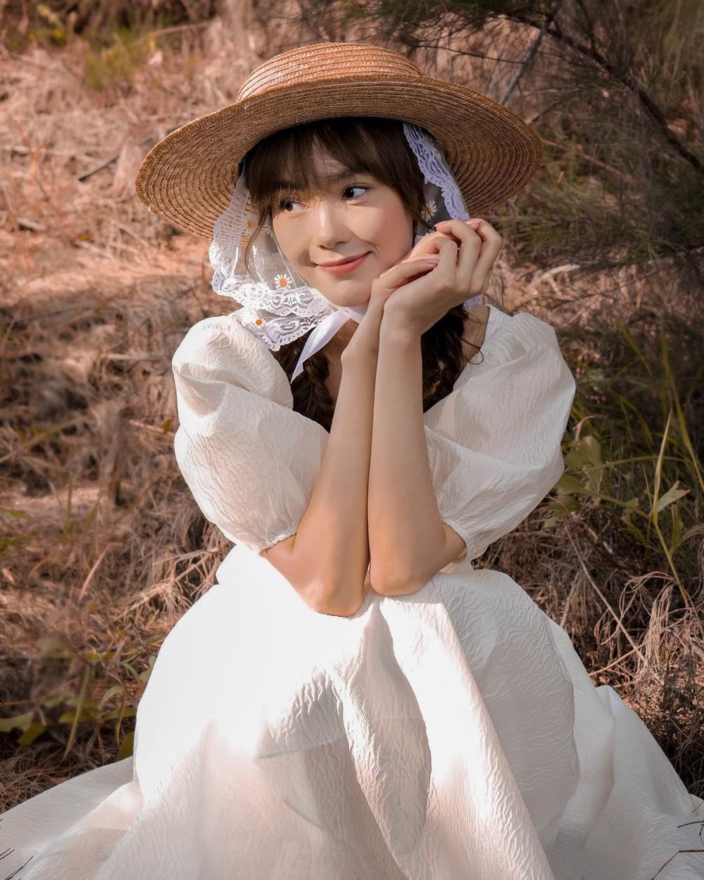  
Minh Hằng trình làng bộ ảnh mới, hóa "công chúa đồng quê" với váy trắng dài và nón cói. (Ảnh: FBNV)
