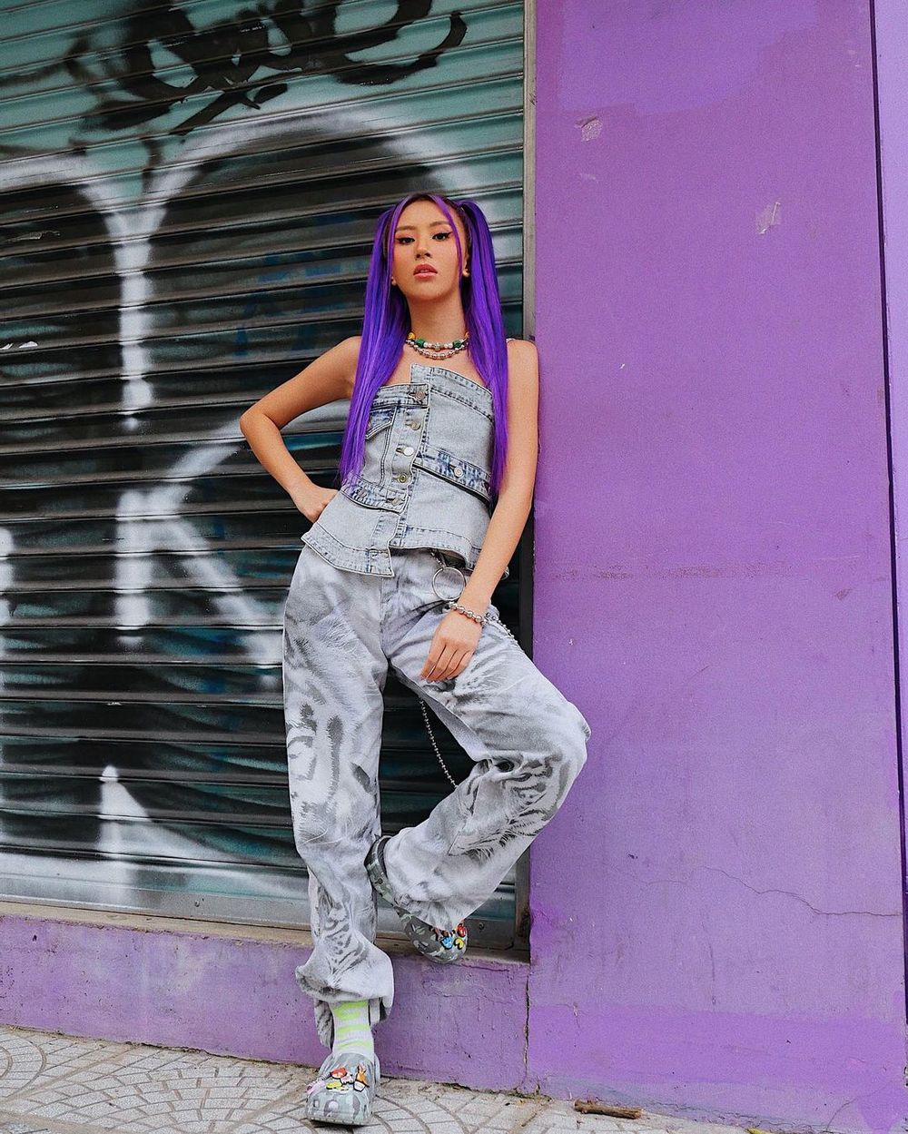  
Quỳnh Anh Shyn chọn chụp hình ở mảng tường màu tím để đồng điệu với màu tóc mới, hình ảnh "cool ngầu" rất phù hợp với người đẹp sinh năm 1996. (Ảnh: FBNV)