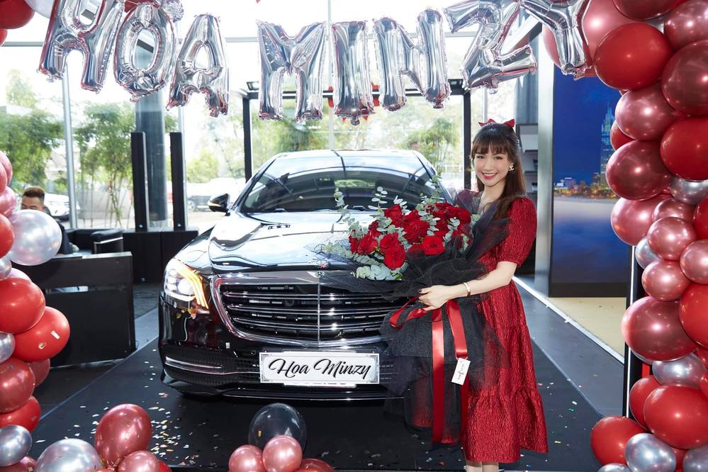 
Hòa Minzy mua xe 5 tỷ đồng. (Ảnh: FBNV)