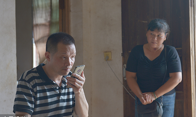 
Ngày chồng cũ được minh oan, Tống Tiểu Nữ mua cho anh 1 chiếc điện thoại để ghi lại cuộc sống mới. (Ảnh: Sohu)