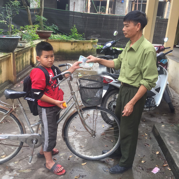 Hà Nội: Học sinh lớp 4 nhặt được khoảng 3 triệu đồng liền đạp xe đến giao cho công an rồi mới chịu tới trường - Ảnh 1.